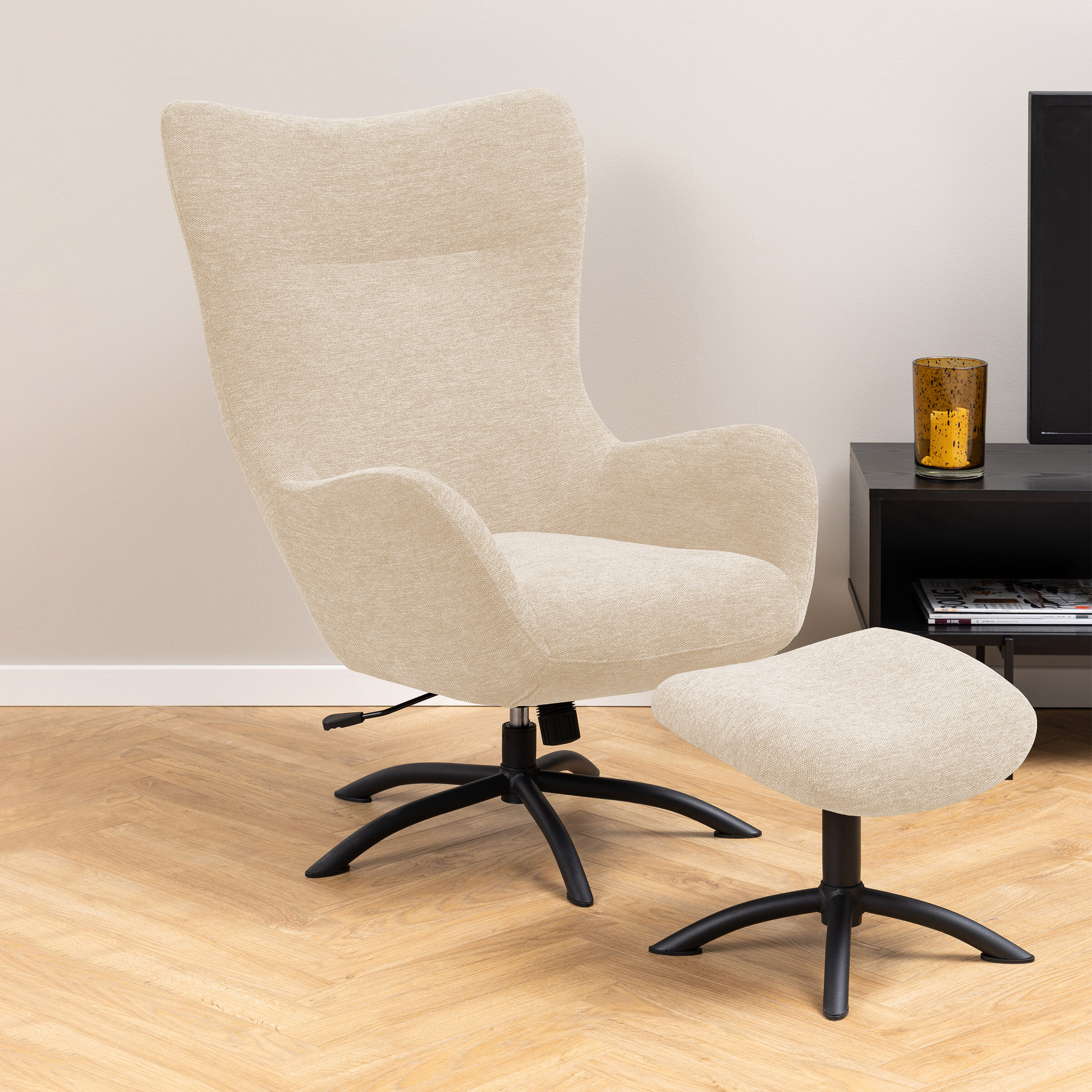 Bendt Draaifauteuil Keaton met voetenbankje - Beige | Bendt