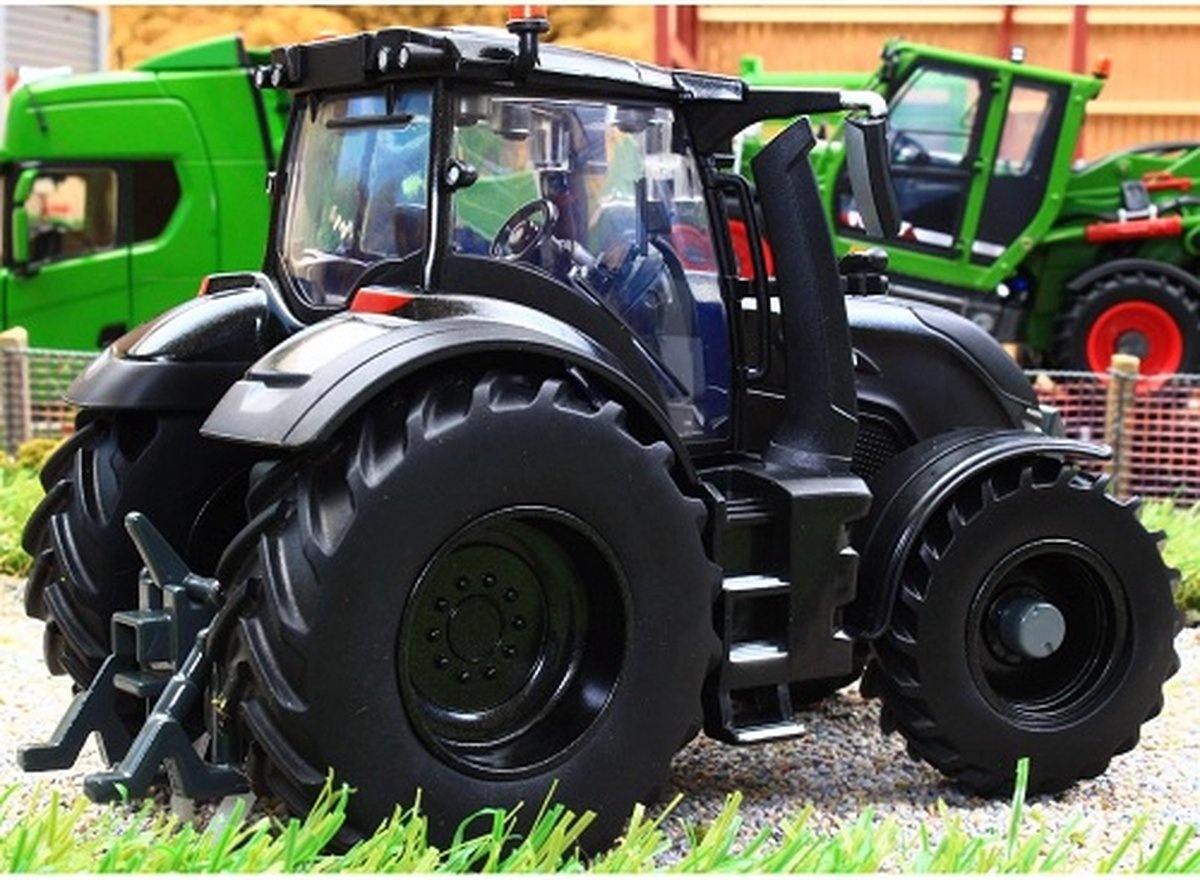 Britains Valtra Q 305 Versu tractor 1:32 | Britains