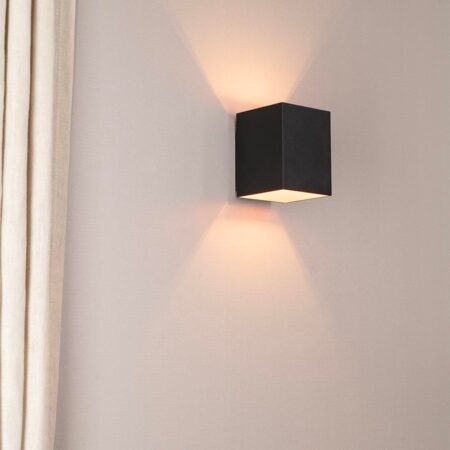 Cometa nero oro by LUSENZ - Up and downlight - Rechthoekige wandlamp met mat zwarte coating en gouden interieur | LUSENZ