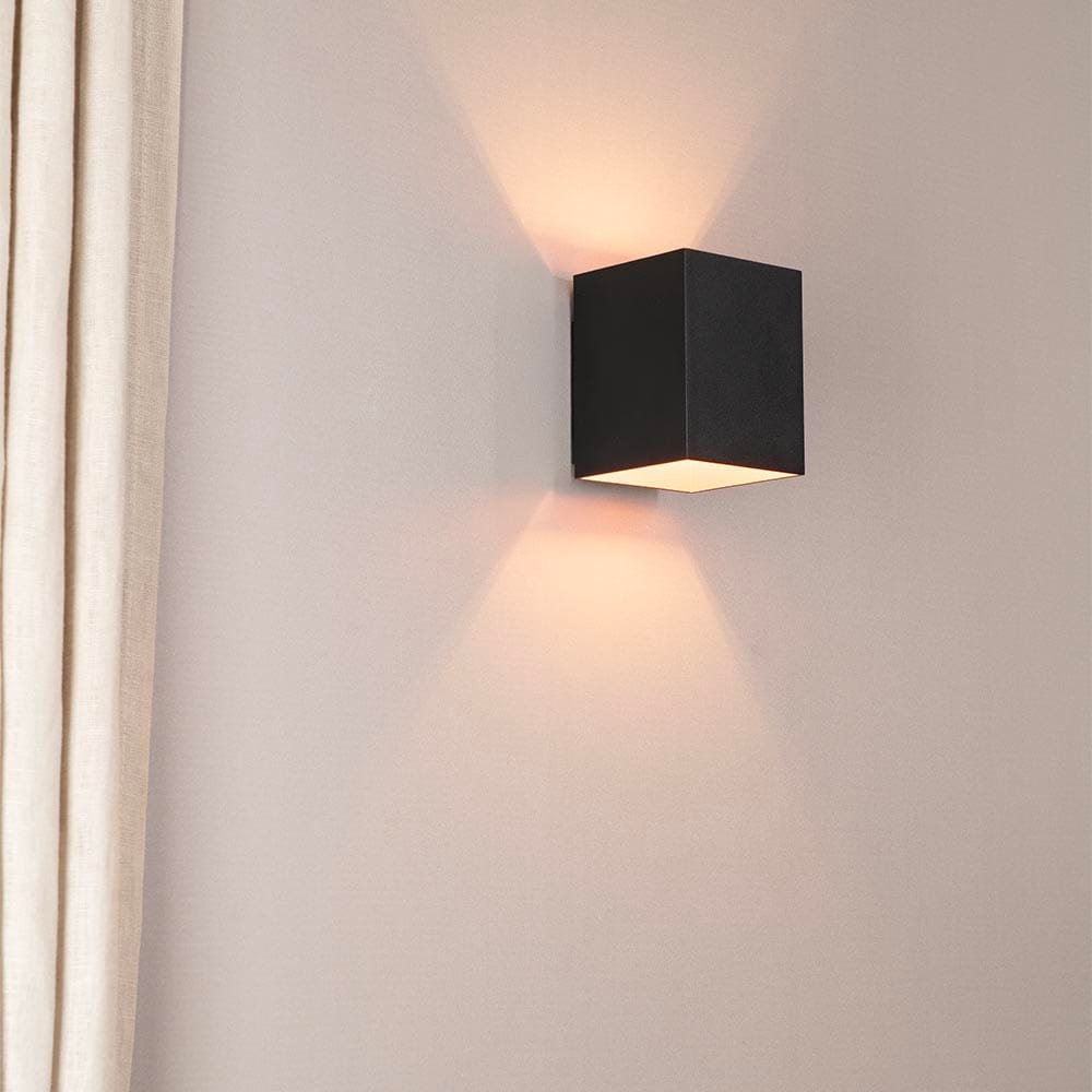 Cometa nero oro by LUSENZ - Up and downlight - Rechthoekige wandlamp met mat zwarte coating en gouden interieur | LUSENZ