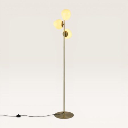 Elyndra - Gouden Staande lamp Metaal 150 cm - 3 bollen - Klassiek Modern design - Woonkamer lamp - Gebroken wit glas - Met voetschakelaar | LUSENZ