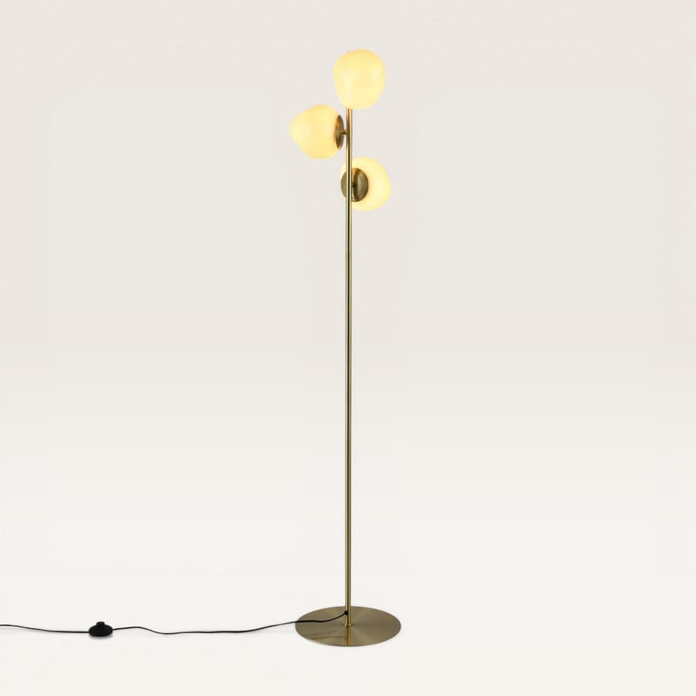 Elyndra - Gouden Staande lamp Metaal 150 cm - 3 bollen - Klassiek Modern design - Woonkamer lamp - Gebroken wit glas - Met voetschakelaar | LUSENZ