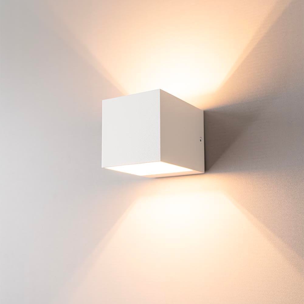Fornax bianco by LUSENZ - Kubusvormige up and down wandlamp met een mat witte coating | LUSENZ