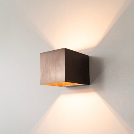 Fornax bronzo by LUSENZ - Kubusvormige up and down wandlamp met een geborstelde bronze coating | LUSENZ