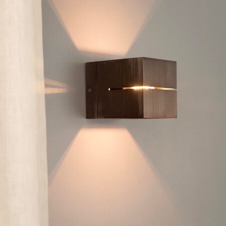 Gemini bronzo by LUSENZ - Kubusvormige up and down wandlamp met een geborstelde bronze coating | LUSENZ