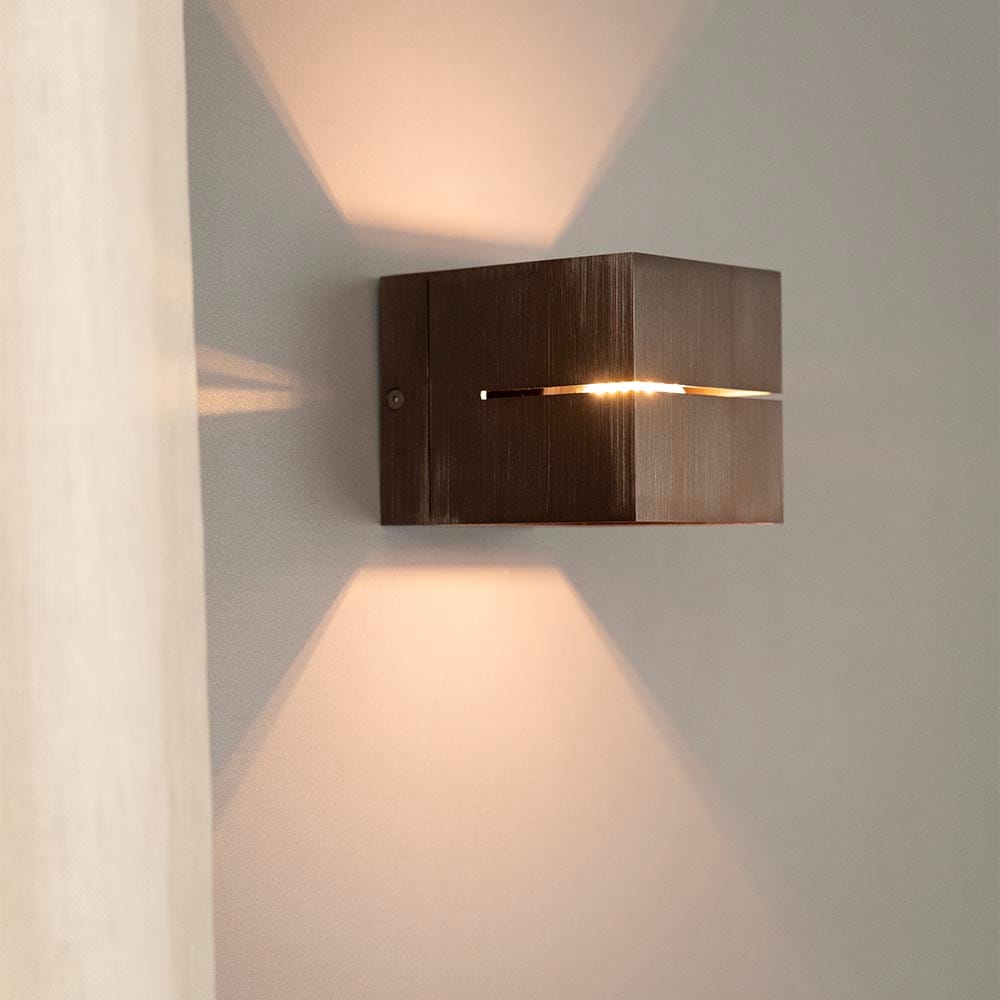 Gemini bronzo by LUSENZ - Kubusvormige up and down wandlamp met een geborstelde bronze coating | LUSENZ