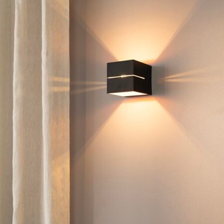 Gemini nero oro by LUSENZ - Kubusvormige up and down wandlamp met matzwarte coating en oranje interieur | LUSENZ