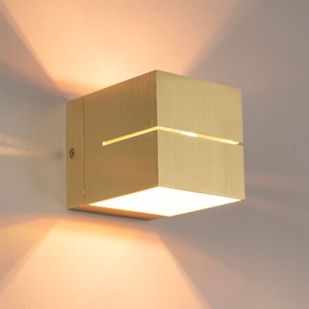 Gemini oro by LUSENZ - Kubusvormige up and down wandlamp met een geborstelde gouden coating | LUSENZ