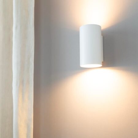 Giove bianco by LUSENZ - Up and down licht met karakter - Cilindervormige wandlamp met een mat witte coating | LUSENZ