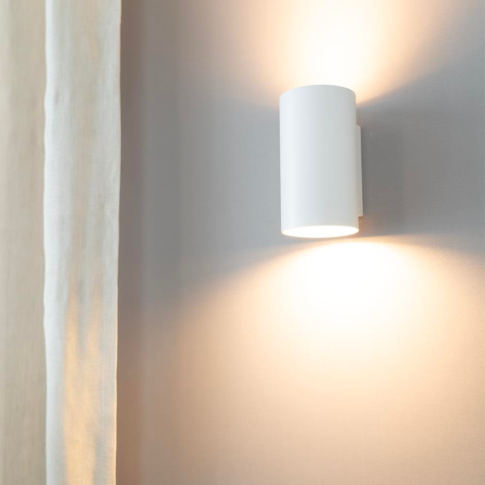 Giove bianco by LUSENZ - Up and down licht met karakter - Cilindervormige wandlamp met een mat witte coating | LUSENZ