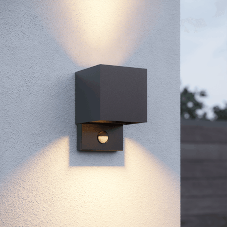 Kansas LED wandlamp PIR Sensor - IP65 - 3000K warm wit - 7 watt - Up & down light - Kubus - Voor buiten en binnen - Zwart | HOFTRONIC