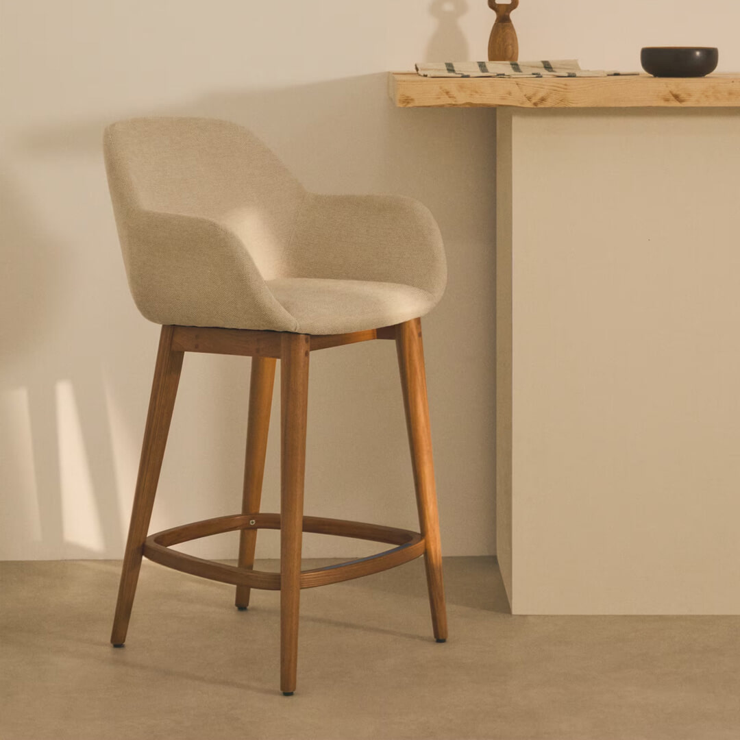 Kave Home Barkruk Konna Essenhout en stof - Beige/Bruin (zithoogte 66cm) | Kave Home
