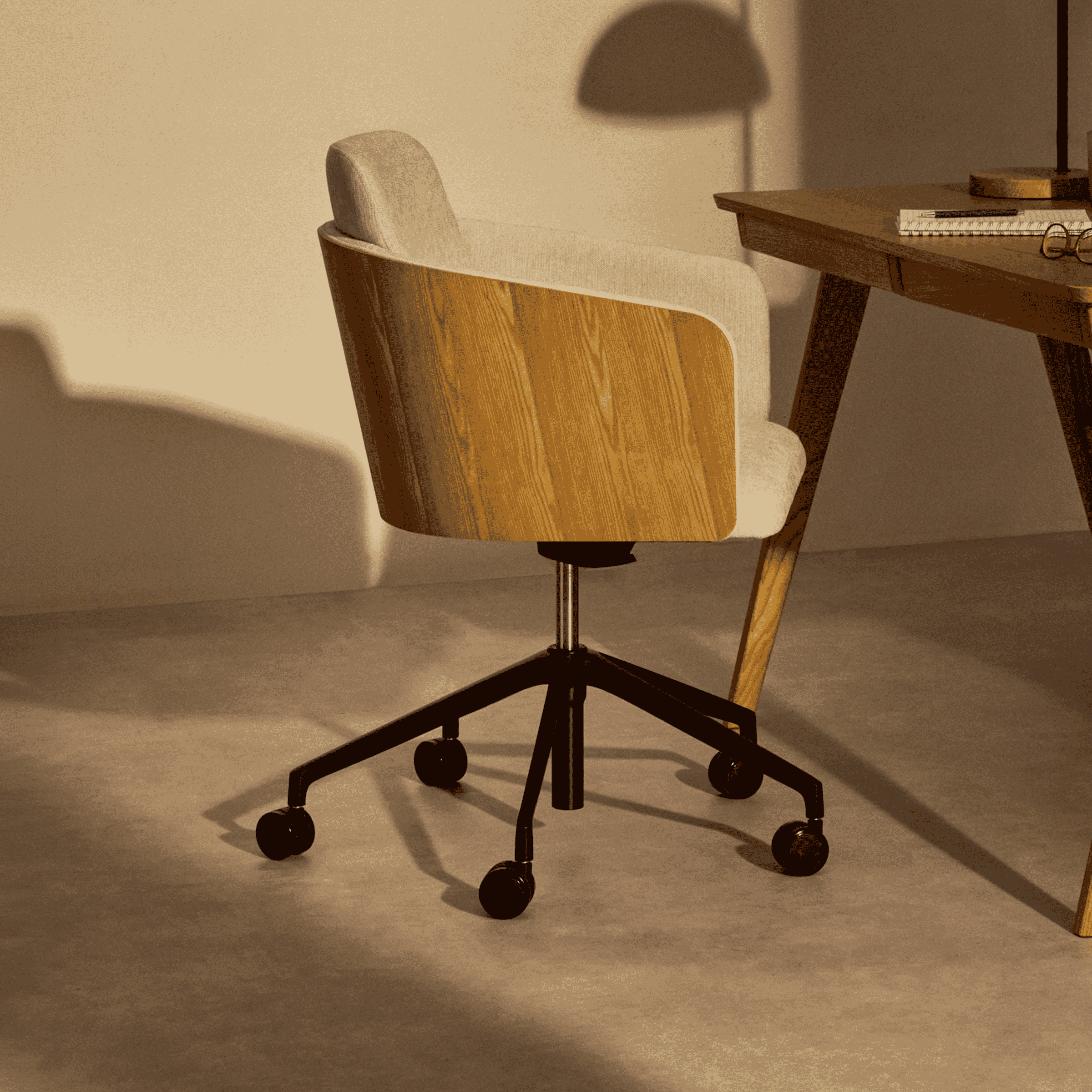 Kave Home Bureaustoel Madai Chenille en essen - Beige | Kave Home