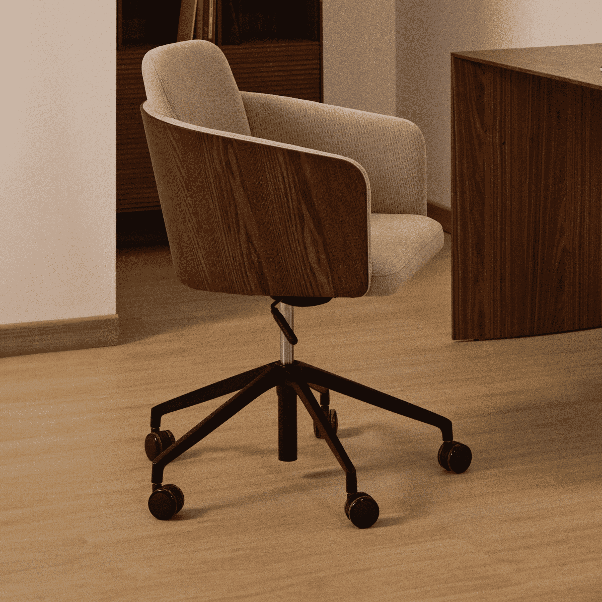 Kave Home Bureaustoel Madai Chenille en essen - Bruin | Kave Home