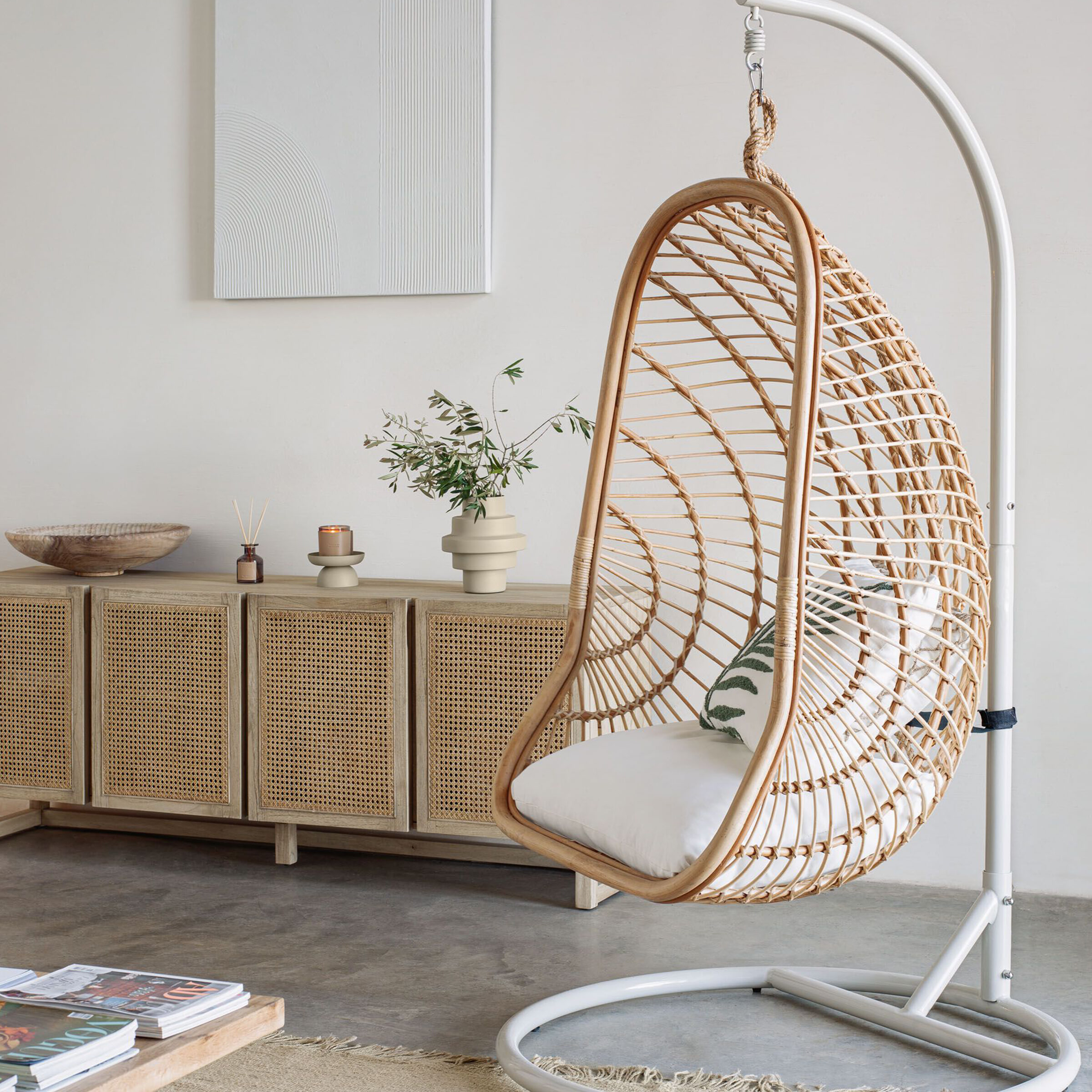 Kave Home Hangstoel Ekaterina Met standaard