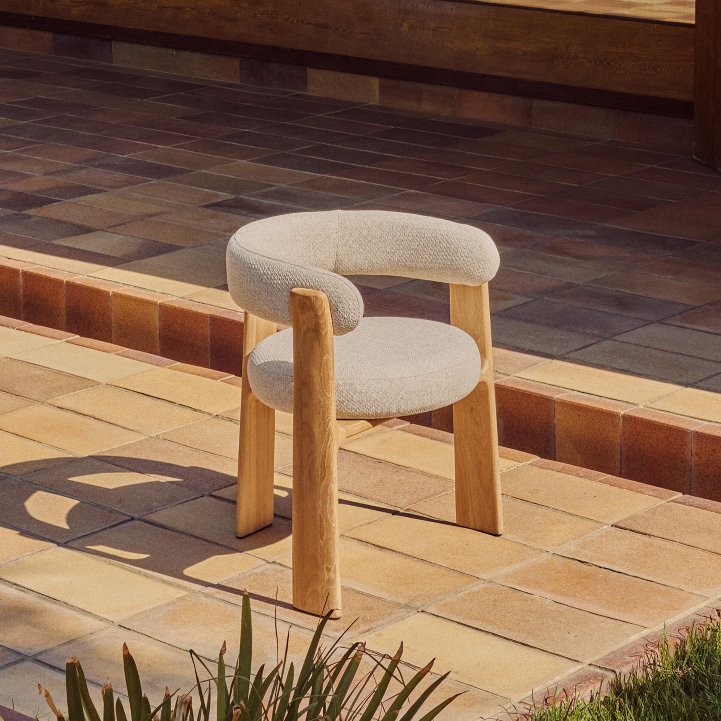 Kave Home Outdoor Eetkamerstoel Granite Chenille en teakhout - Beige | Kave Home