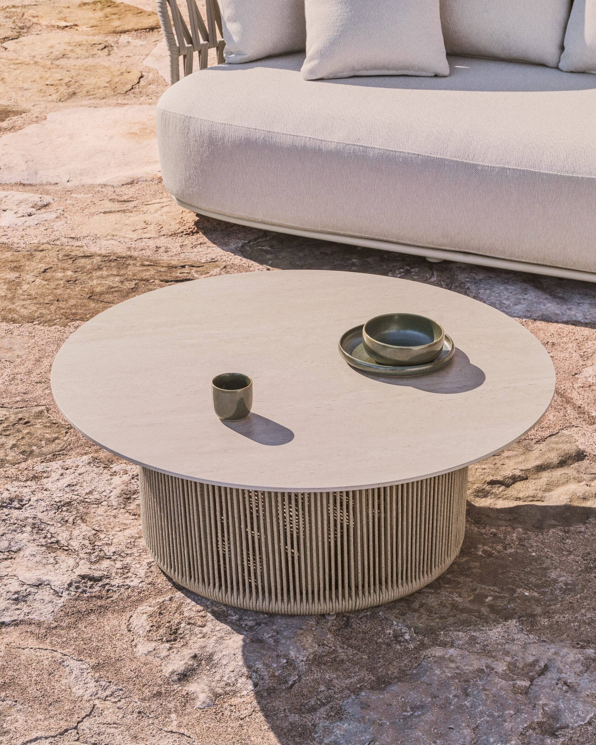 Kave Home Outdoor Salontafel Orosei Gesinterde steen en touw