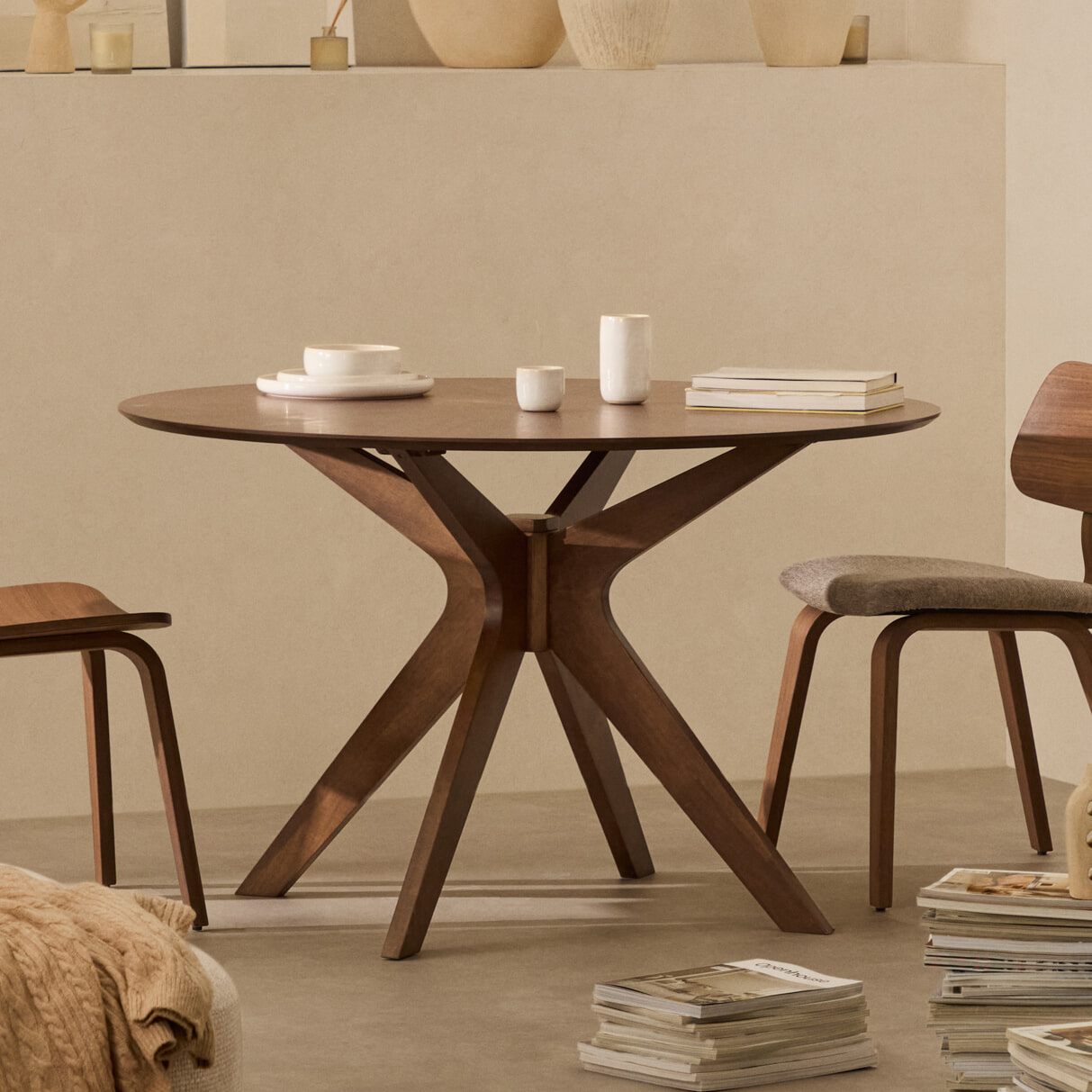 Kave Home Ronde Eettafel Naanim Walnoot en rubberhout