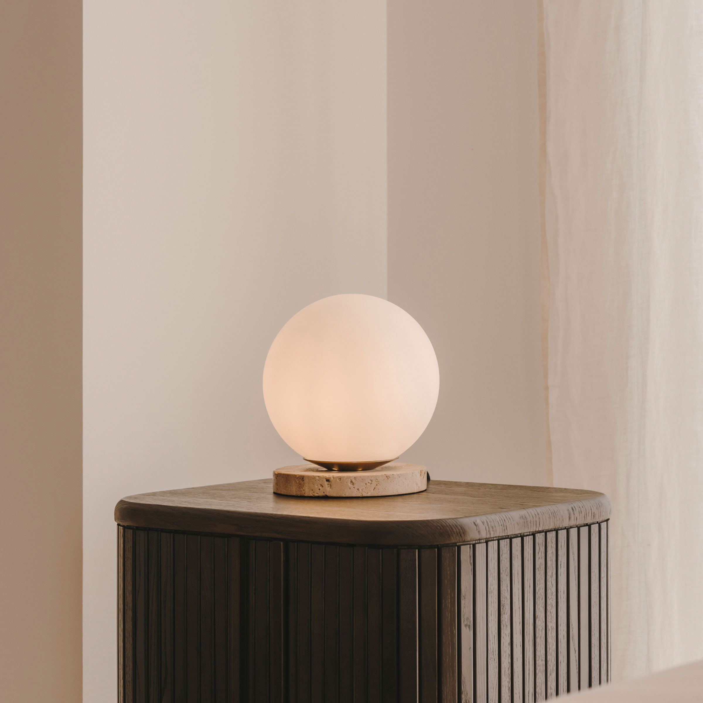 Kave Home Tafellamp Malachi Travertin en glas - Wit | Kave Home