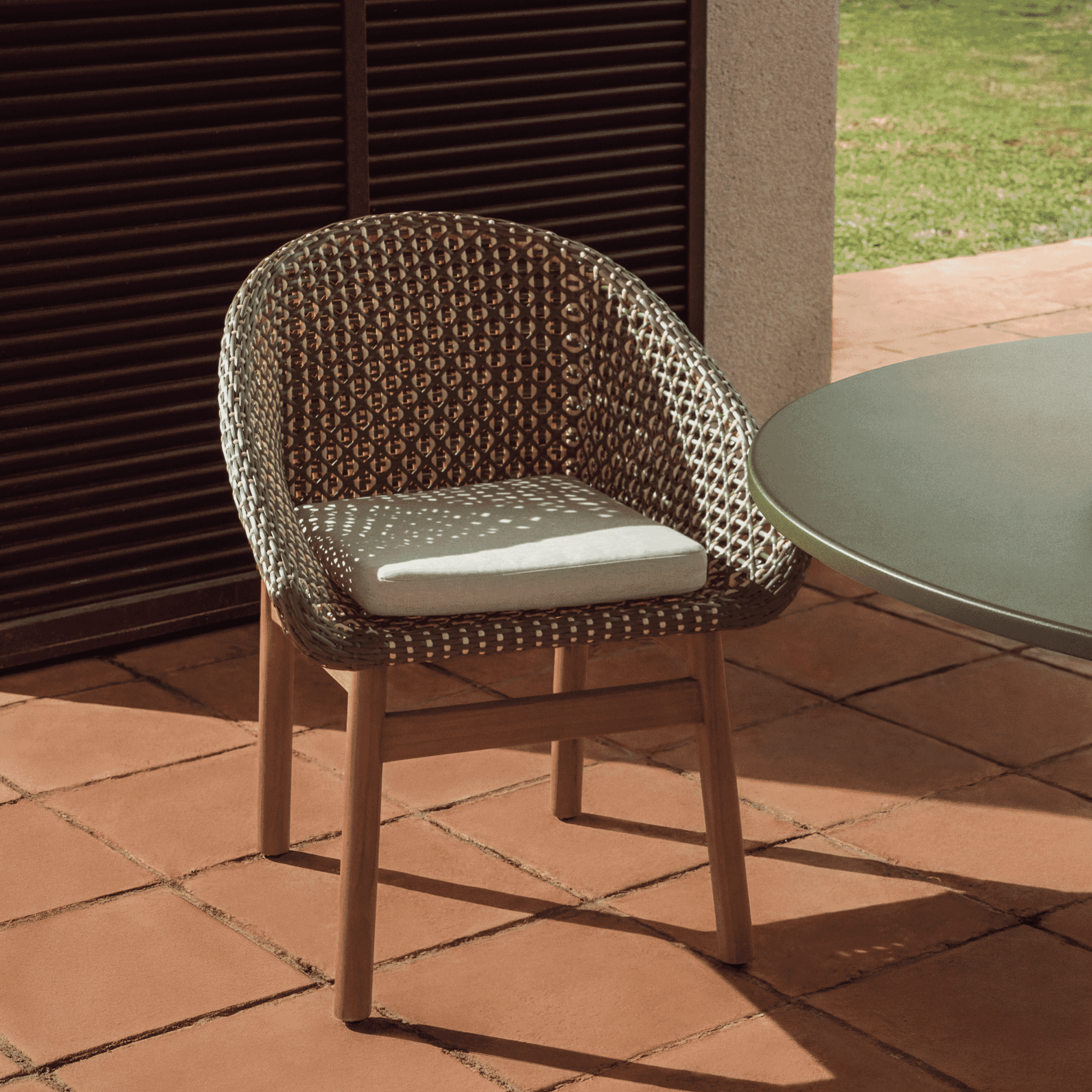 Kave Home Tuinstoel Olbia Rattan en teakhout - Groen | Kave Home