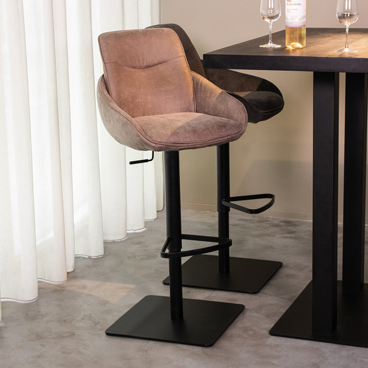 LABEL51 Draaibare Barkruk Beauty Micro Suede - Taupe (zithoogte 56-82cm) | LABEL51
