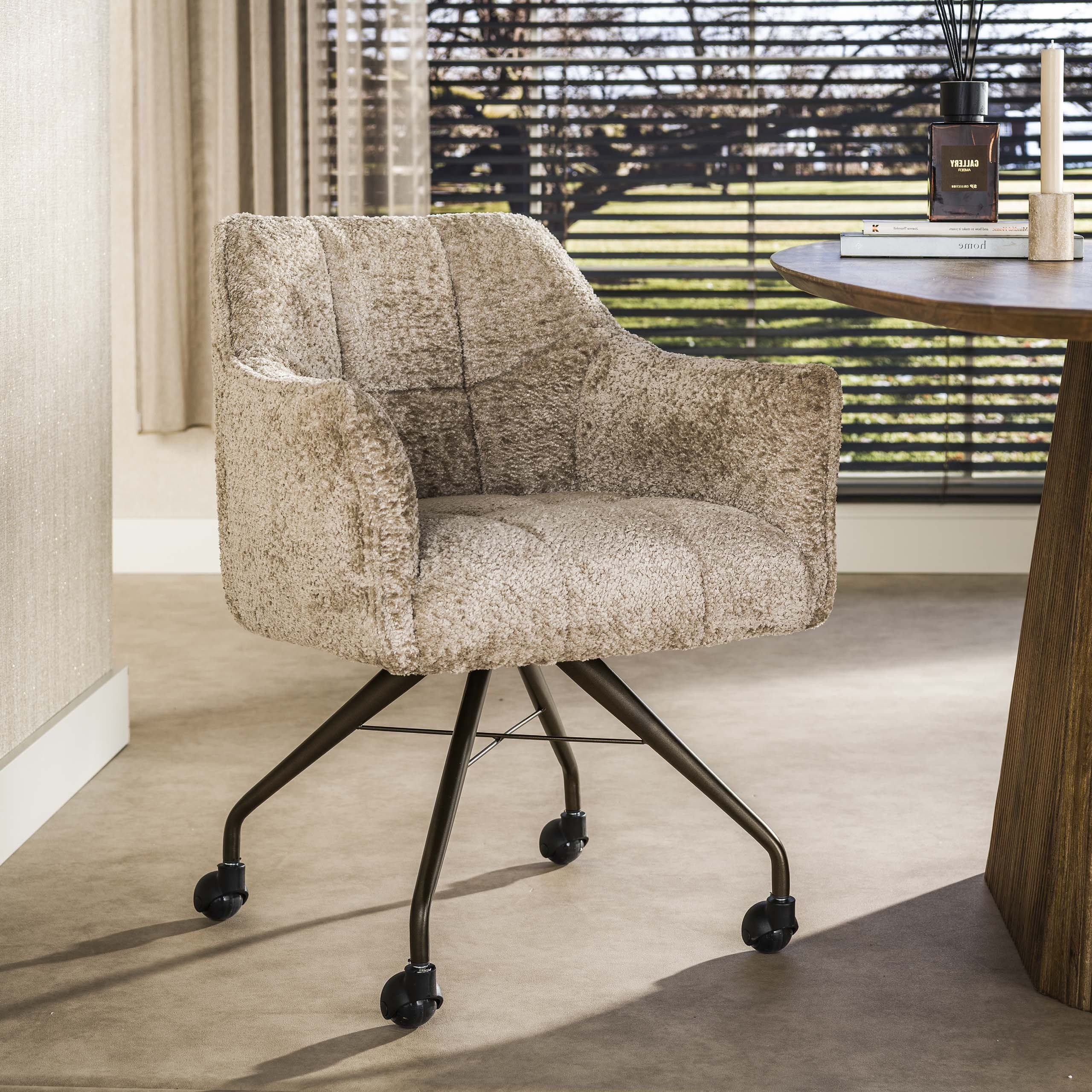 LifestyleFurn Eetkamerstoel op wielen Thandie Alura stof - Zand/Bruin | LifestyleFurn