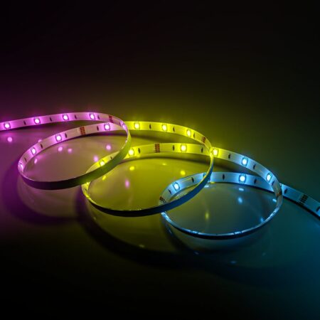 Liora Smart LED Strip 5m - Wifi & Bluetooth - RGBIC - Met afstandsbediening - IP44 voor binnen en buiten - SMD 5050 - 24 LEDs/m | HOFTRONIC