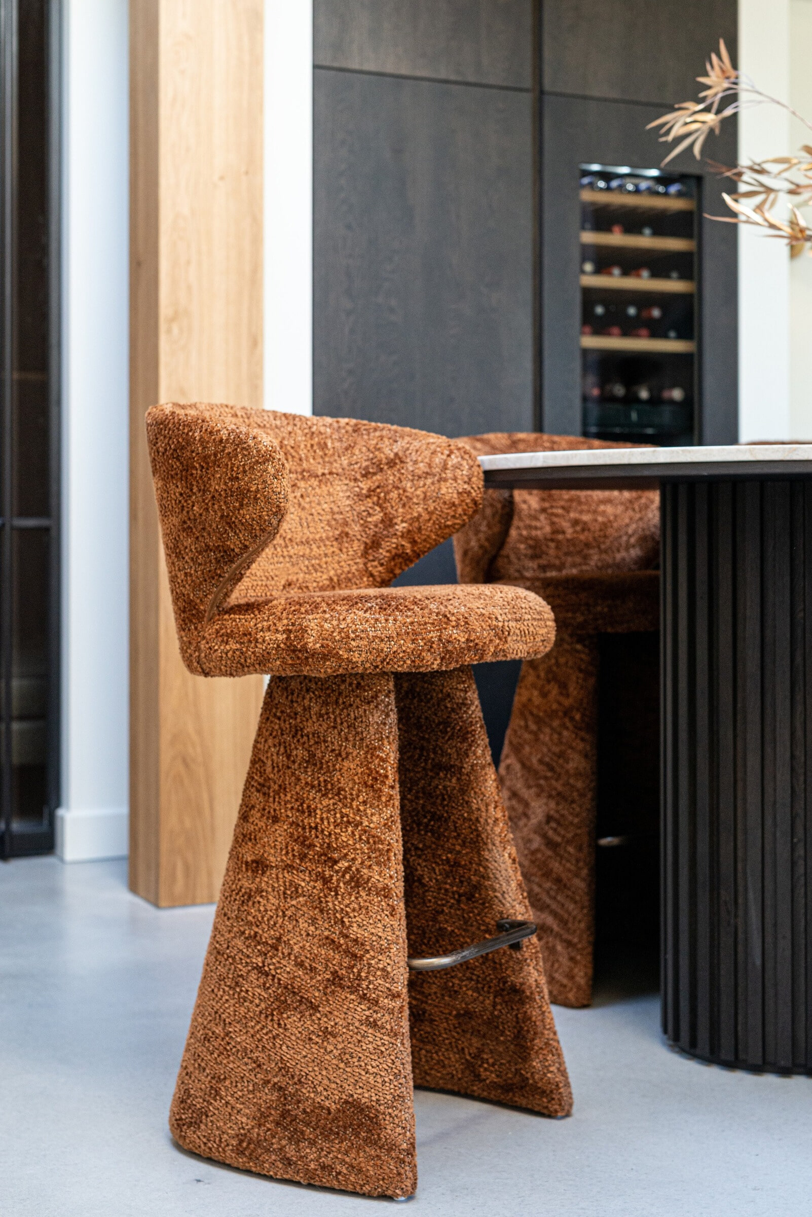 Richmond Barstoel Gatsbi Chenille - Cinnamon (zithoogte 75cm) | Richmond Interiors