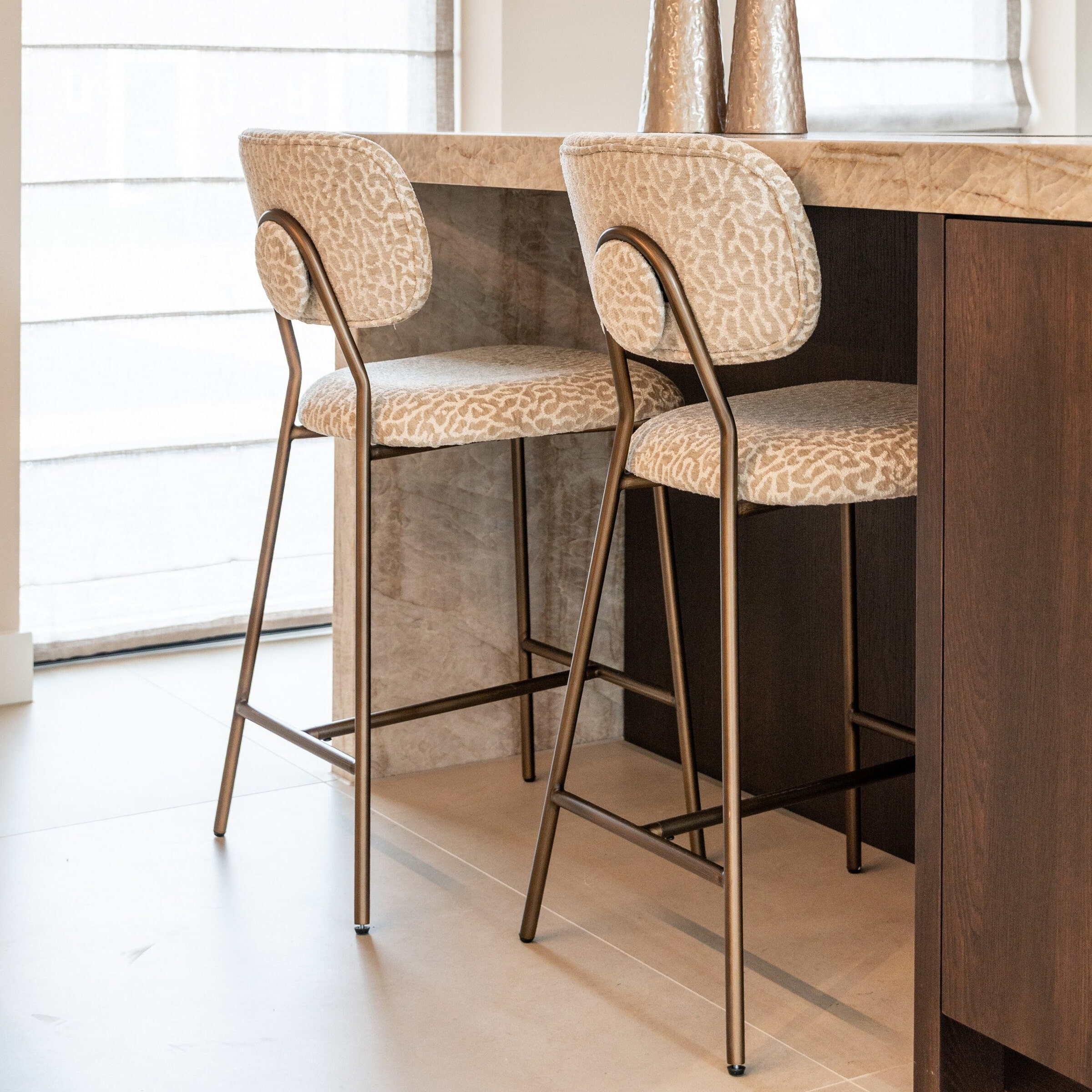 Richmond Barstoel Xenia Leopard stof - Beige (zithoogte 66cm) | Richmond Interiors