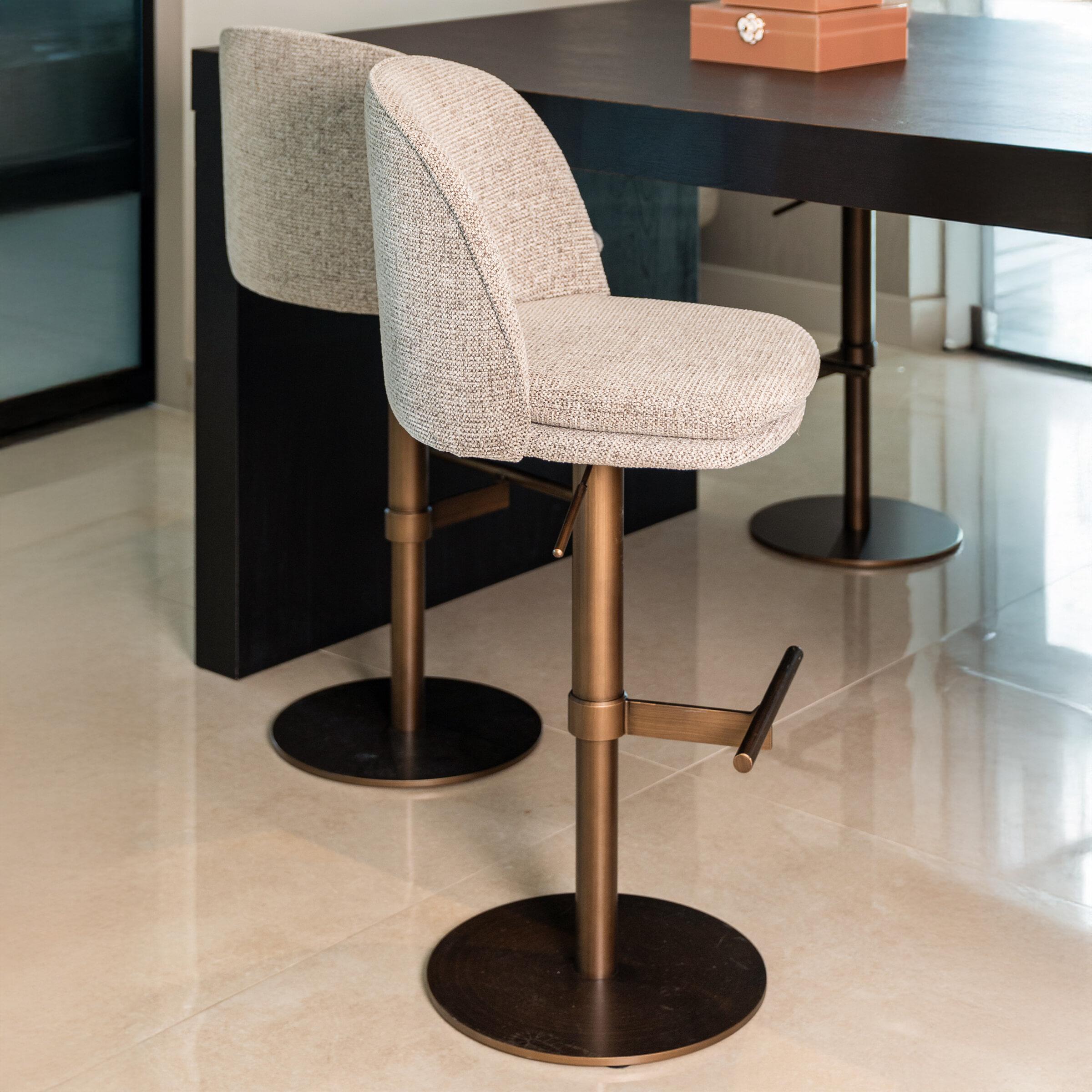 Richmond Draaibare Barstoel Vesper Fancy stof - Mocca (zithoogte 59-84cm) | Richmond Interiors