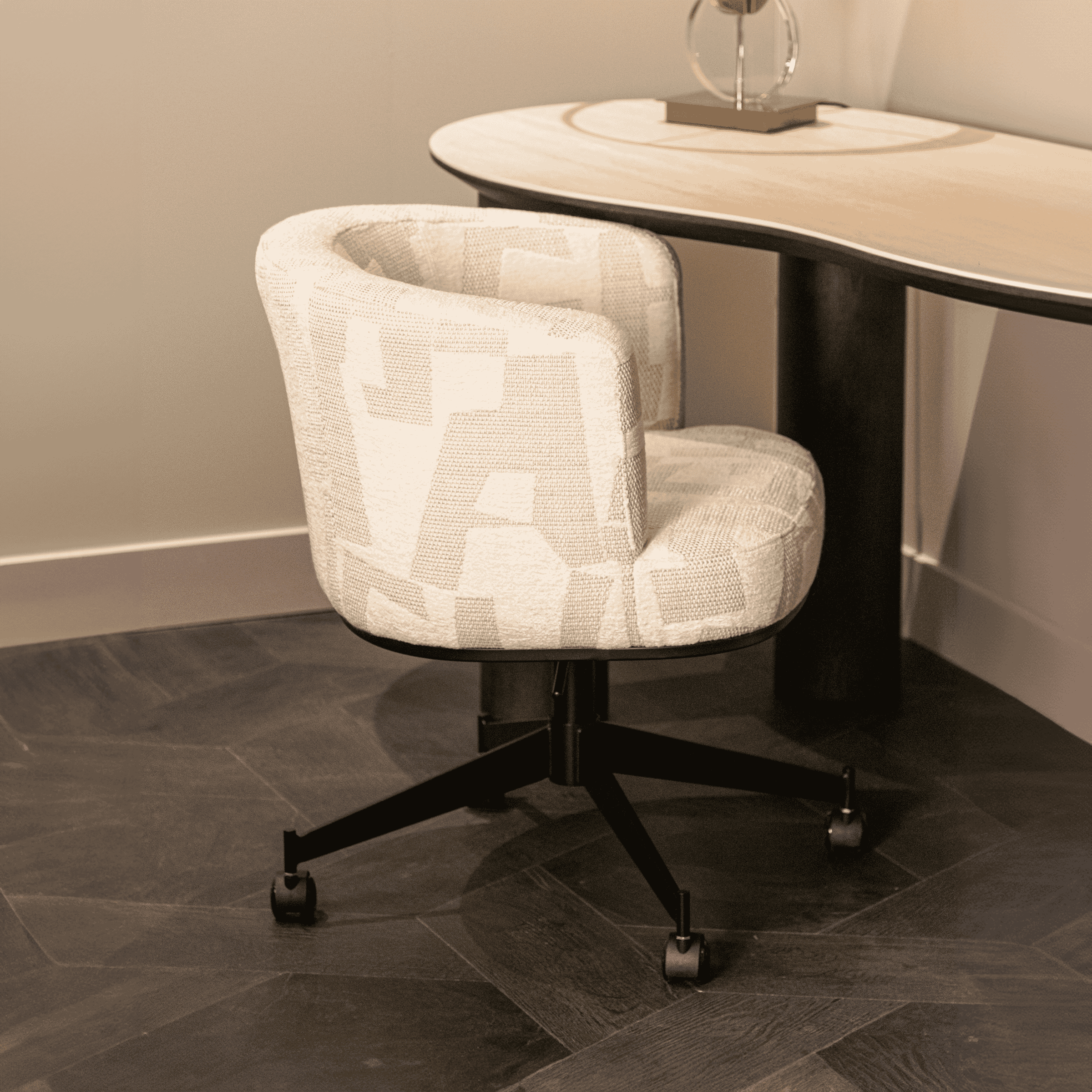 Richmond Draaibare Eetkamerstoel Rochenne Op wielen - Beige | Richmond Interiors