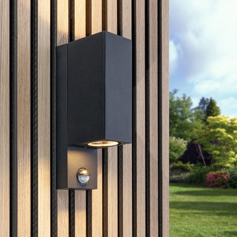 Selma PIR LED wandlamp - Bewegingssensor - Schemerschakelaar - Up & Down light - IP65 waterdicht - excl. GU10 lichtbron - Zwart - Binnen en buiten - 3 jaar garantie | HOFTRONIC