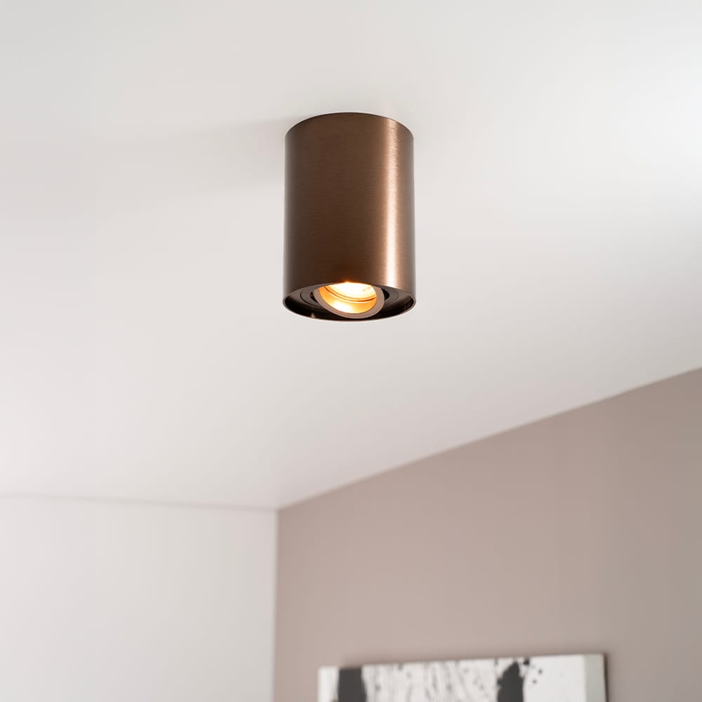 Solis bronzo by LUSENZ - Cilindervormige opbouwspot met enkel lichtaccent en een geborstelde bronzen coating | LUSENZ