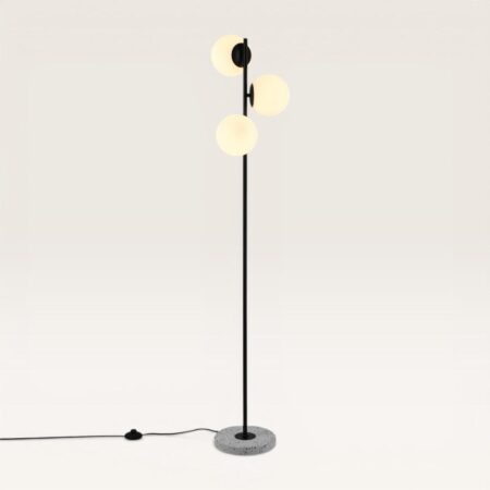 Verano - Zwarte staande lamp 150 cm - 3 bollen - Modern design - Woonkamer lamp - Opaal glas - Terrazzo voet - E14 fitting - Met voetschakelaar | LUSENZ