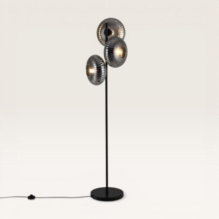 Virello - Zwarte Staande lamp Metaal 150 cm - Rookglas - 3 bollen - Klassiek Vintage Design - Woonkamer lamp - E27 fitting - Met voetschakelaar | LUSENZ