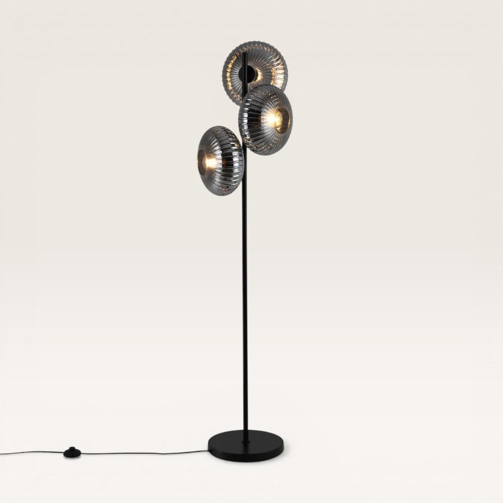 Virello - Zwarte Staande lamp Metaal 150 cm - Rookglas - 3 bollen - Klassiek Vintage Design - Woonkamer lamp - E27 fitting - Met voetschakelaar | LUSENZ