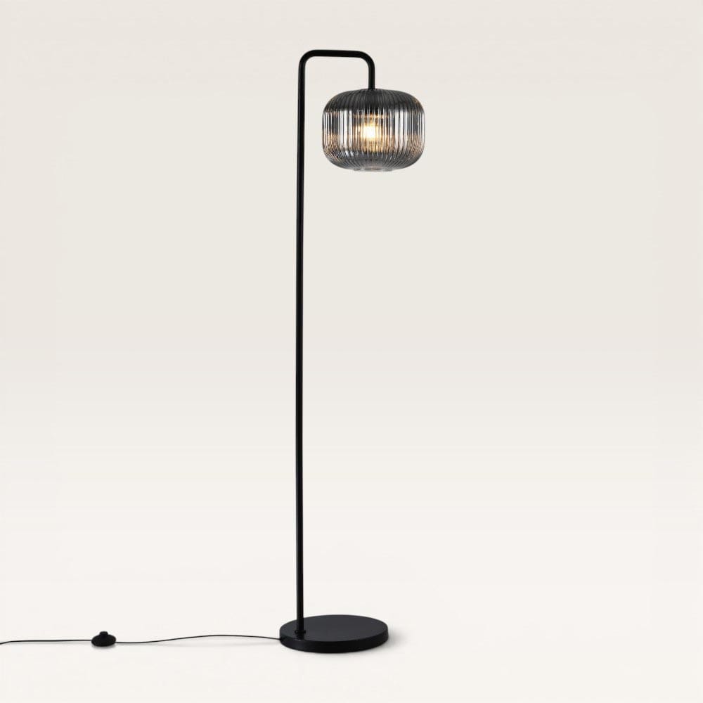 Virello - Zwarte Staande lamp Metaal 150cm - Rookglas - Modern Industrieel design - Woonkamer lamp - E27 fitting - Met voetschakelaar | LUSENZ