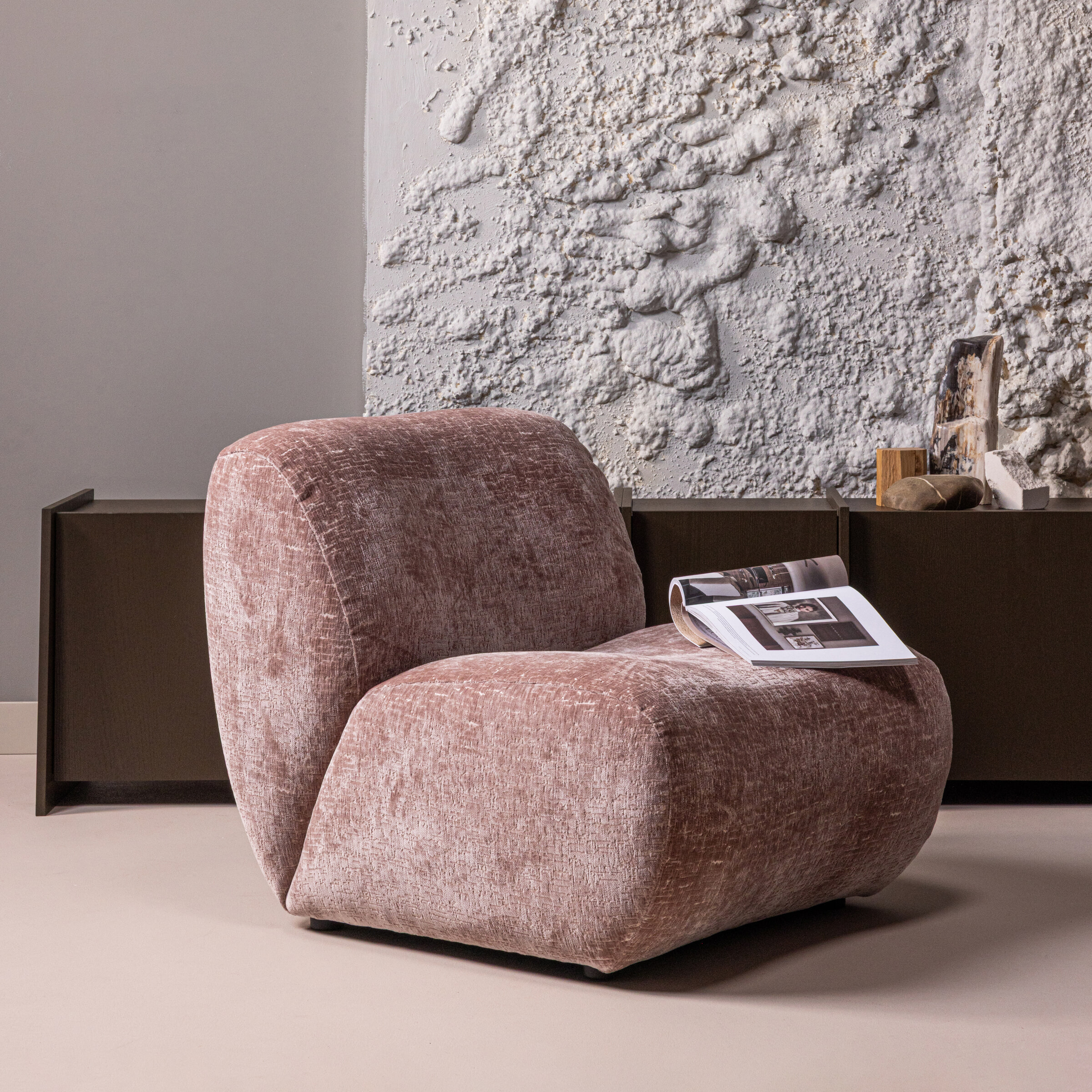 WOOOD Fauteuil Nomu Craquele velvet - Lichtroze | WOOOD