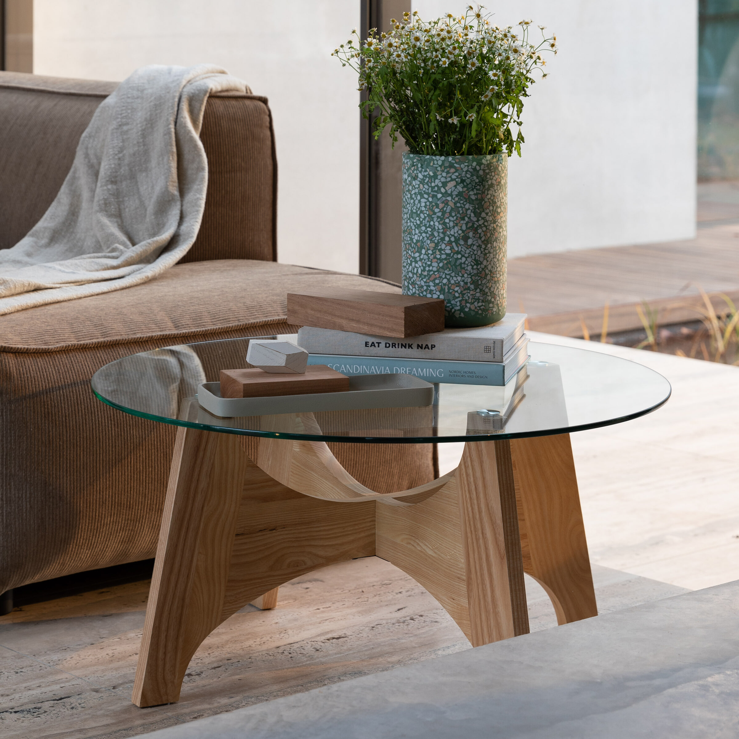 Zuiver Ronde Salontafel Kobe Essenhout en glas