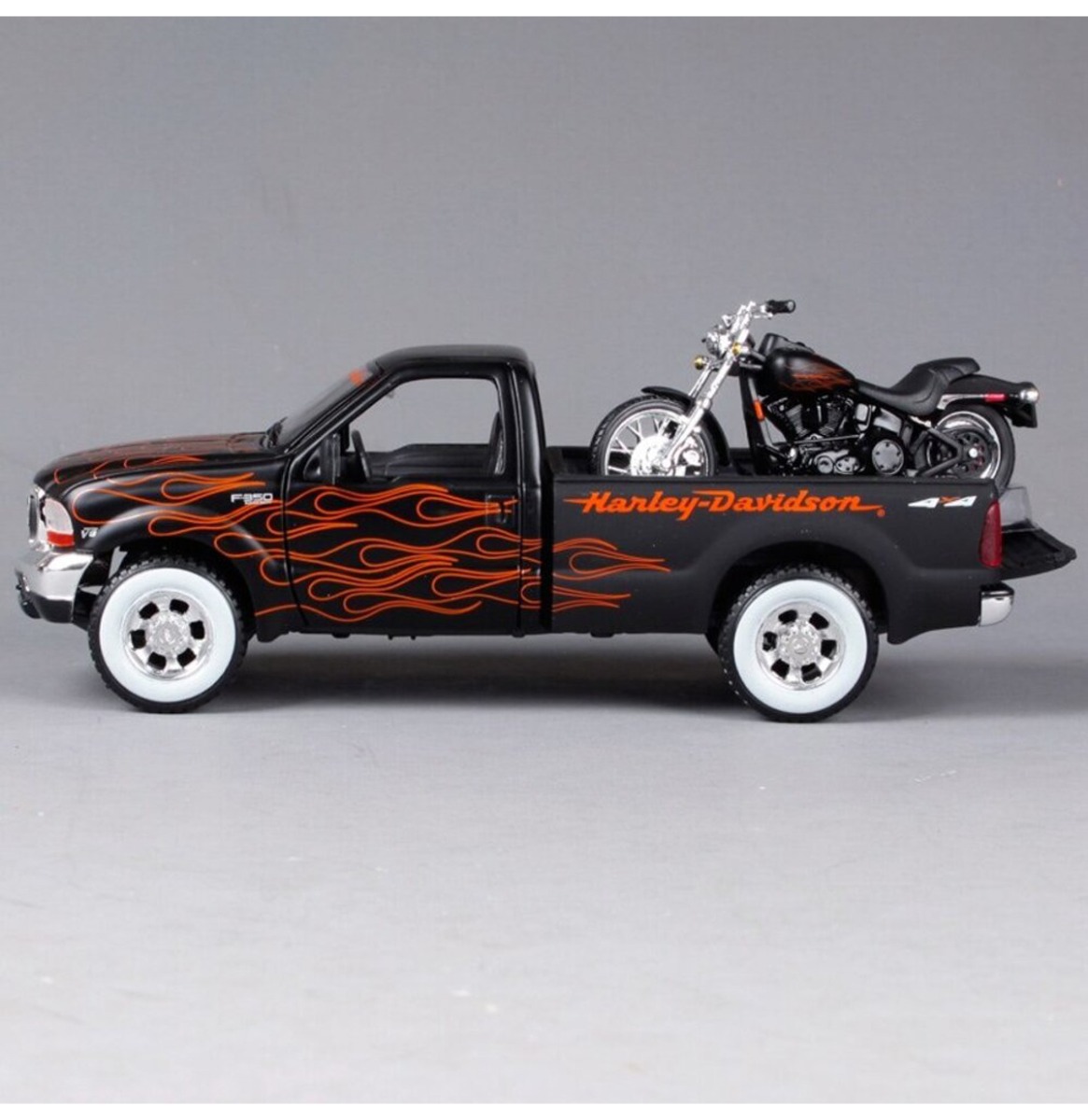 1999 Ford F350 Super Duty + FXSTB Night Train Harley-Davidson 1:24 Model Set | Ford