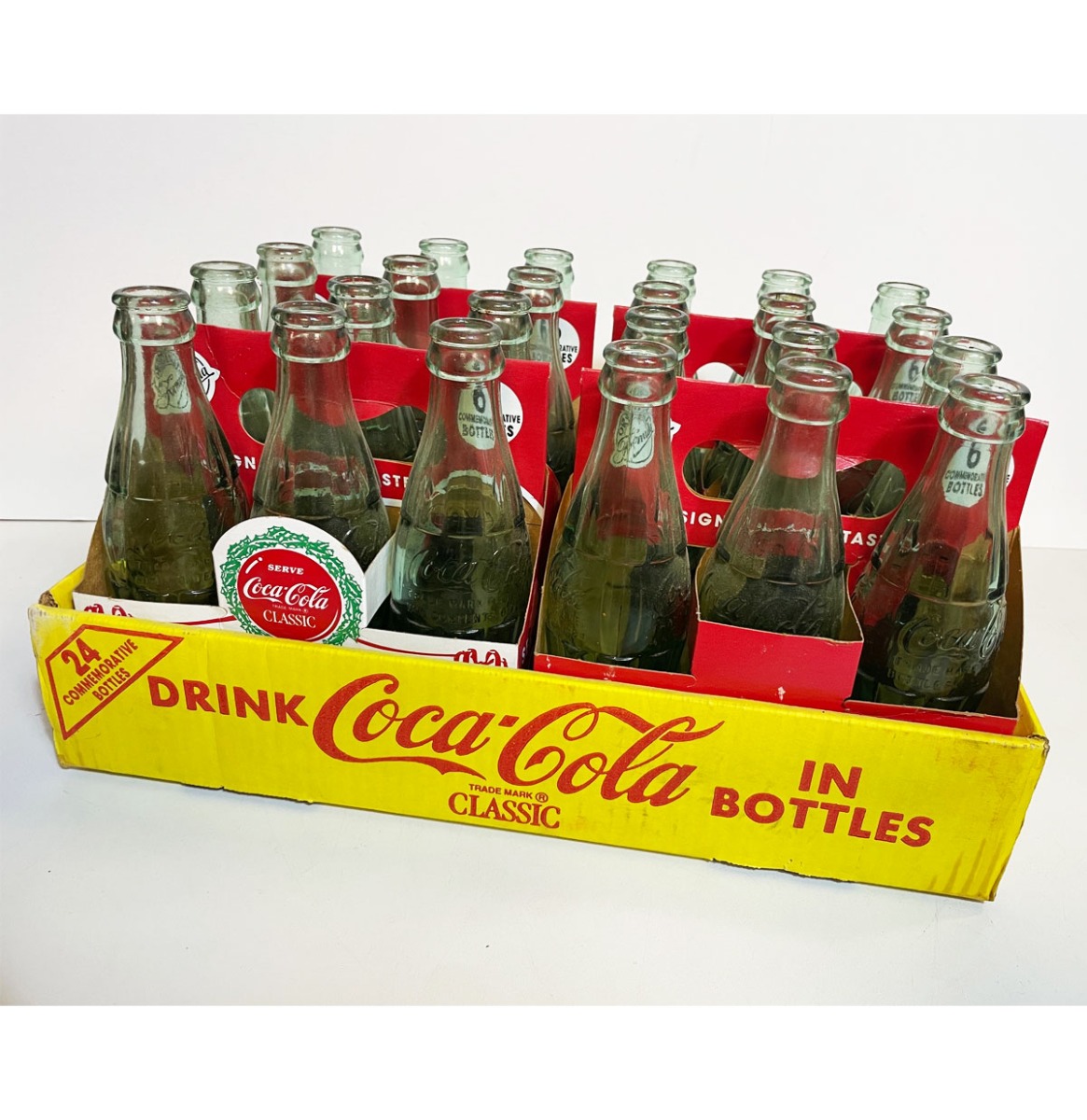 24 Vintage Commemorative Coca-Cola Flesjes in kartonnen krat | Coca-Cola