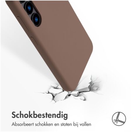 Accezz Liquid Silicone Backcover met MagSafe voor Samsung Galaxy S24 Telefoonhoesje Bruin | Accezz