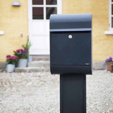 Allux 8900 brievenbus met paal 1001 staal - zwart | Allux