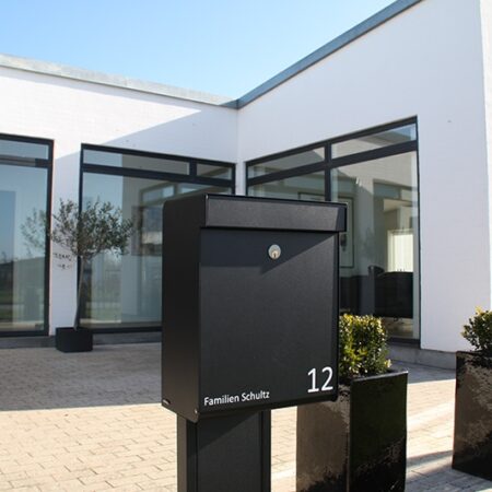 Allux Grundform design brievenbus met paal 1001 staal - zwart | Allux