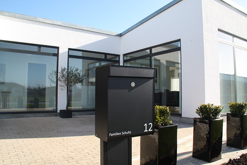 Allux Grundform design brievenbus met paal 1001 staal - zwart | Allux