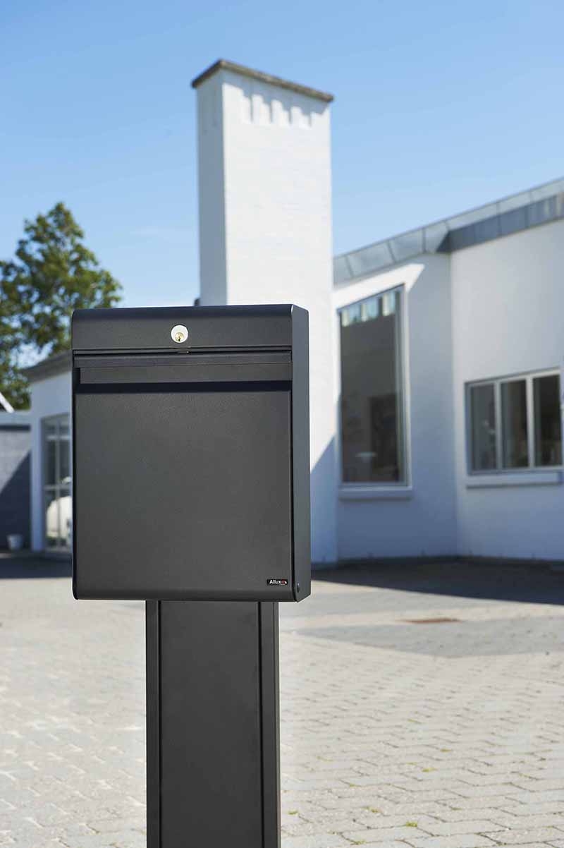 Allux Holscher design brievenbus met paal 1001 staal - zwart | Allux