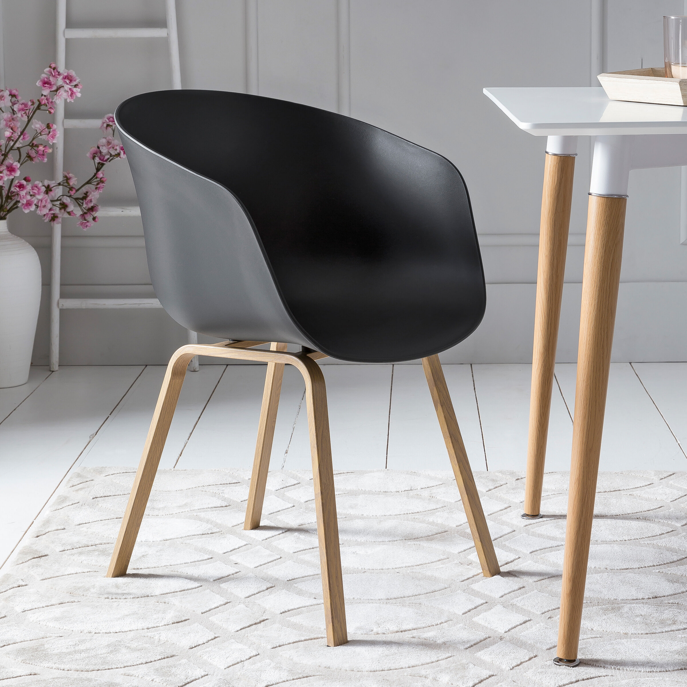 Artistiq Eetkamerstoel 'Halo' kleur Zwart | Artistiq Living