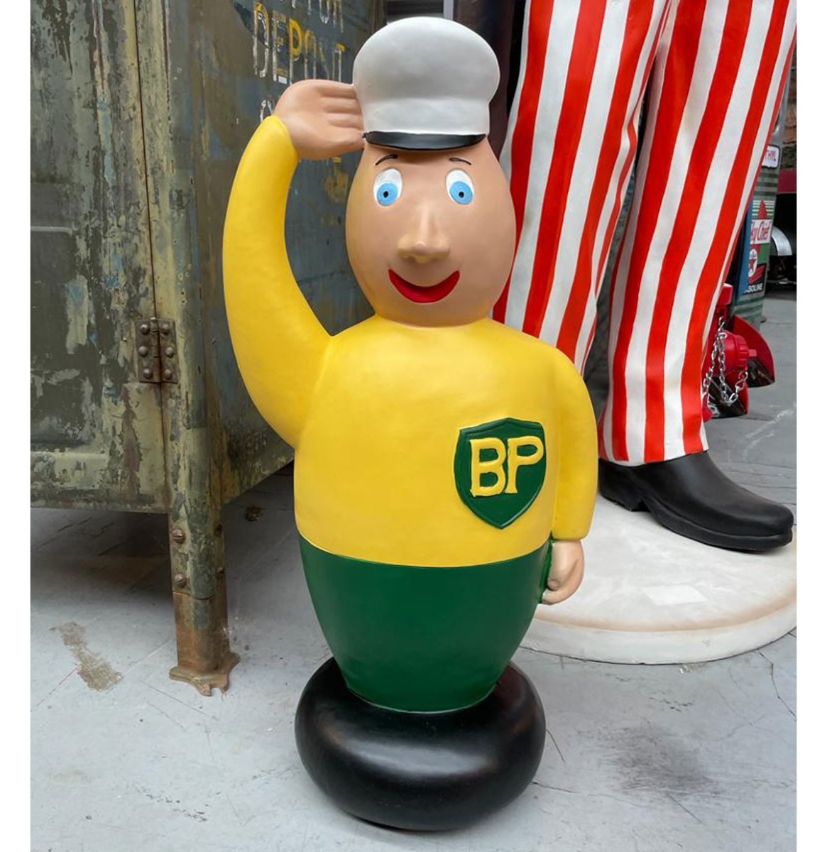 BP Man Salute Beeldje 80 cm | Fiftiesstore