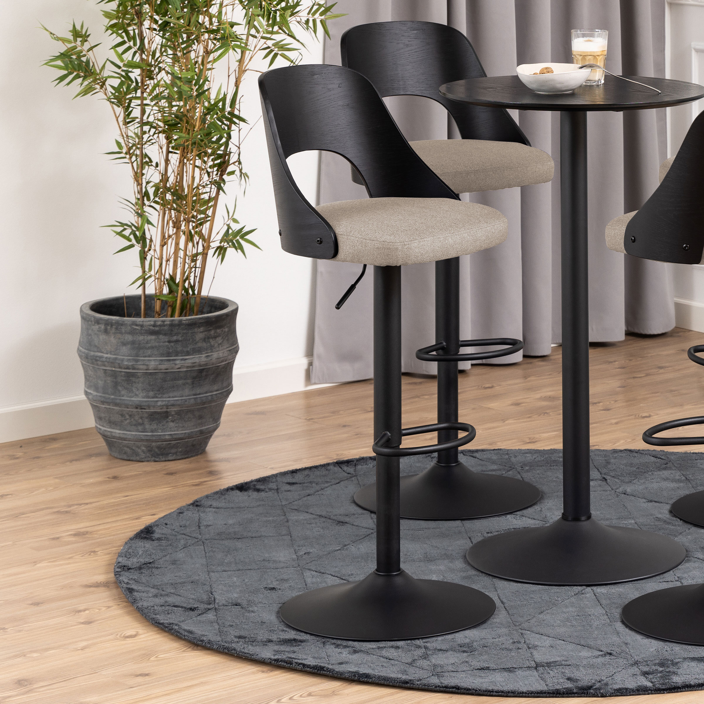 Bendt Draaibare Barkruk 'Vila' kleur Zand (zithoogte 62-84cm) | Bendt