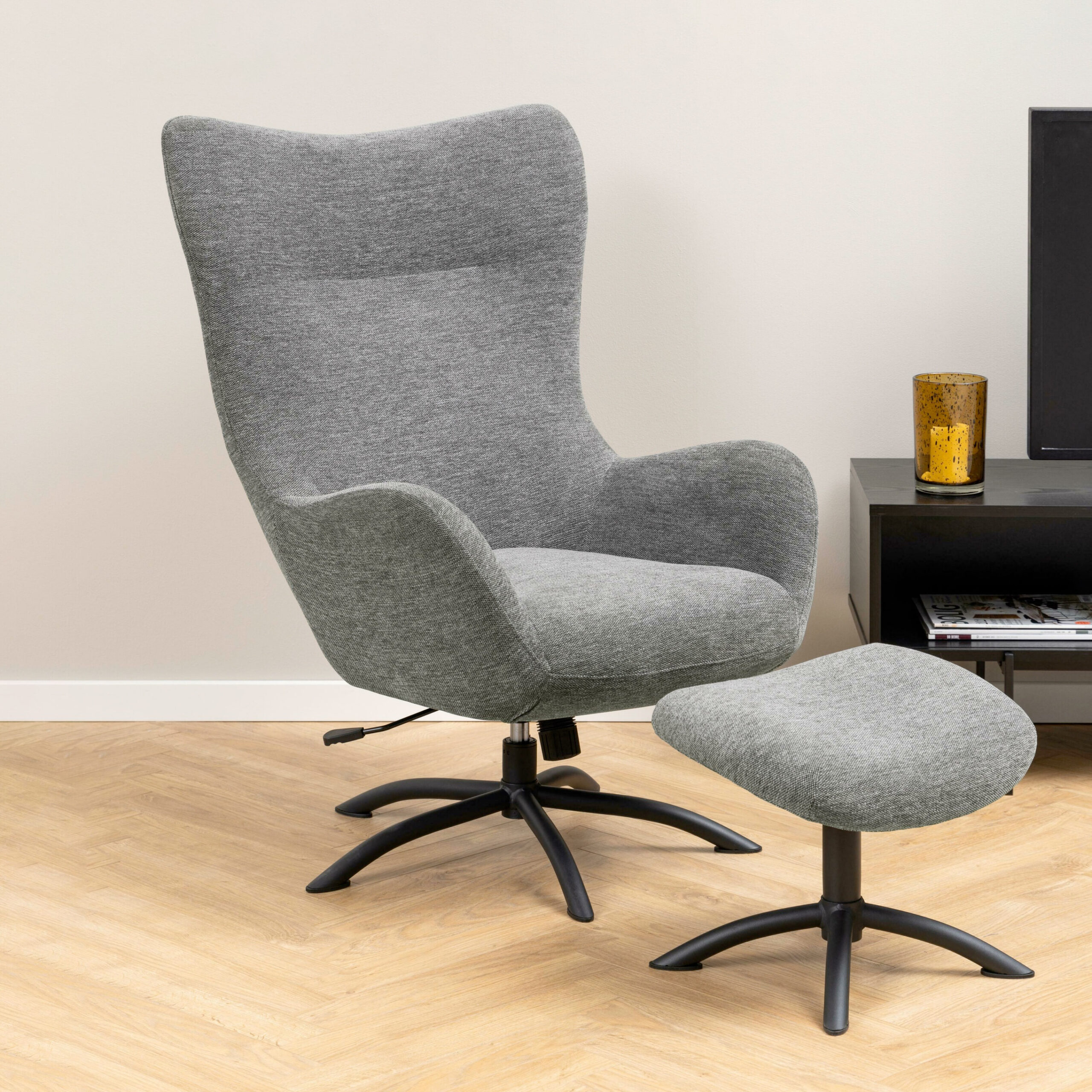 Bendt Draaifauteuil 'Keaton' met voetenbankje